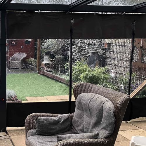 Pergola extérieure protégée par rideau en bâche transparente et œillets