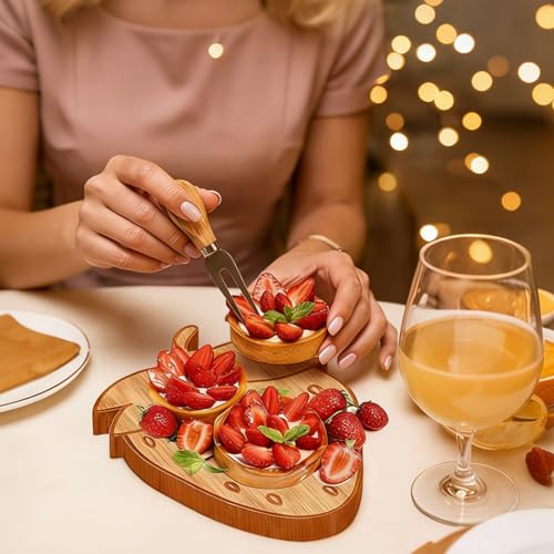 Whaline - Tabla de cortar de madera con diseño de fresa, 4 piezas, incluye cuchillos y tenedores, ideal para fiestas temáticas, baby shower, cumpleaños y decoración de mesa miniatura 5
