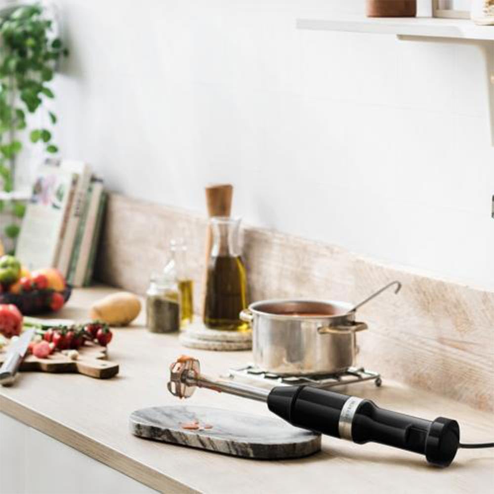 KitchenAid Batidora de Mano Clásica, Velocidad Variable 8250–11600 RPM, Mezcla, Tritura, Emulsiona y Espuma, Brazo y Protector Extraíbles, Vaso 700ml sin BPA, Diseño Ligero, Onyx Black