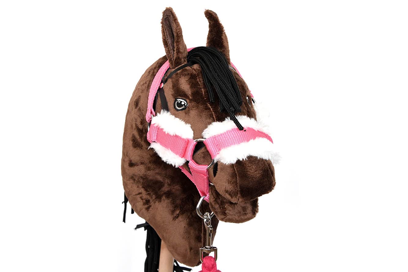 Hobby Horse Land Hobby Horse Braun mit Zaum + Pferdehalfter + Führleine + rosa Mütze, Pferd mit Zubehör, Rosa