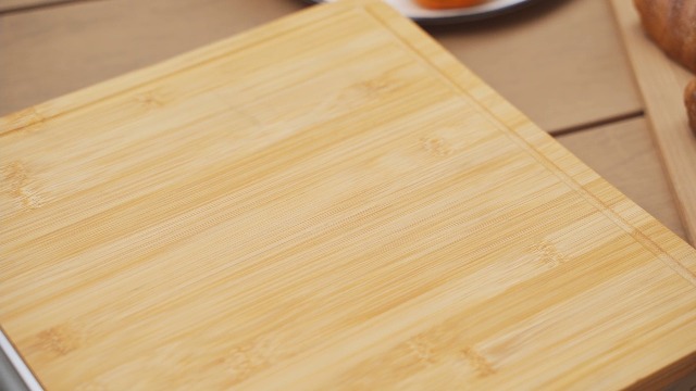 Tabla de Cortar de Bambú para Cocina, Preparación de Comidas y Servir – Tabla de Picar de Madera para Quesos y Embutidos con Recipiente de Acero Inoxidable, Ranuras para Jugos y Patas Antideslizantes, 41,9 x 31,8 x 5,1 cm miniatura 7