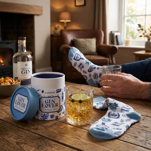 MIJOMA Geschenkset Trinkglas & Socken – originelles Männergeschenk in Tube Box – Socken mit Alkohol-Motiv – Glas 280 ml – lustiges Geschenk für Genießer und Spirituosen-Liebhaber (Gin Lover)