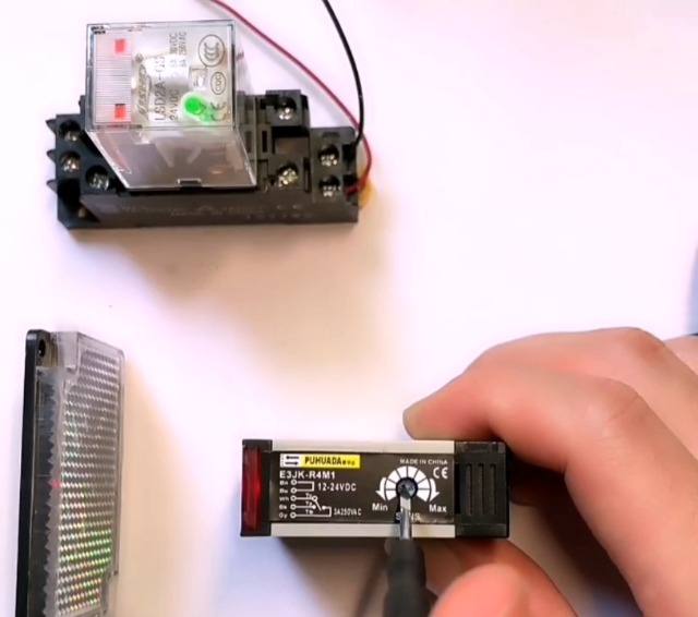 Capteur Photoélectrique Rétroréfléchissant E3JK-R4M1 - 90-250VAC - Portée 0.1-4m Réglable