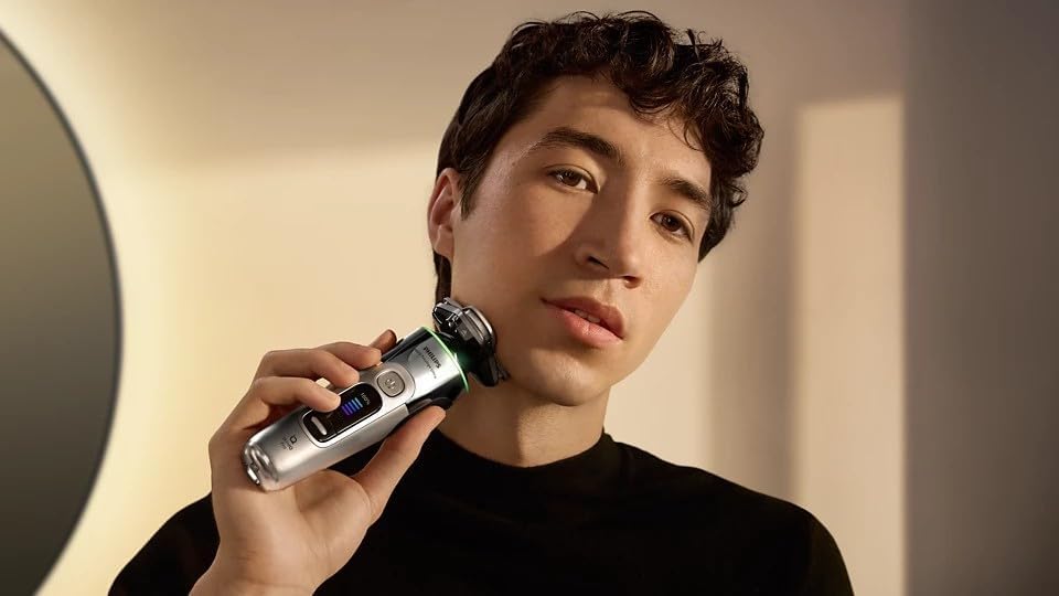 Man shaving his face with the Philips i9000 Prestige Ultra Shaver