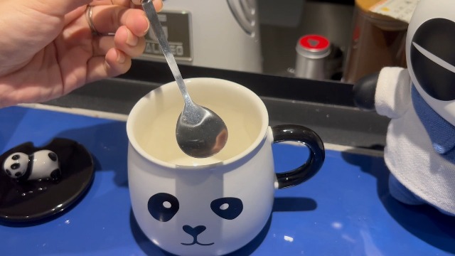 Tazza In Ceramica Panda Kawaii Con Coperchio E Cucchiaio – 350 Ml, Design A Scacchi, Perfetta Per Tè E Caffè - 4