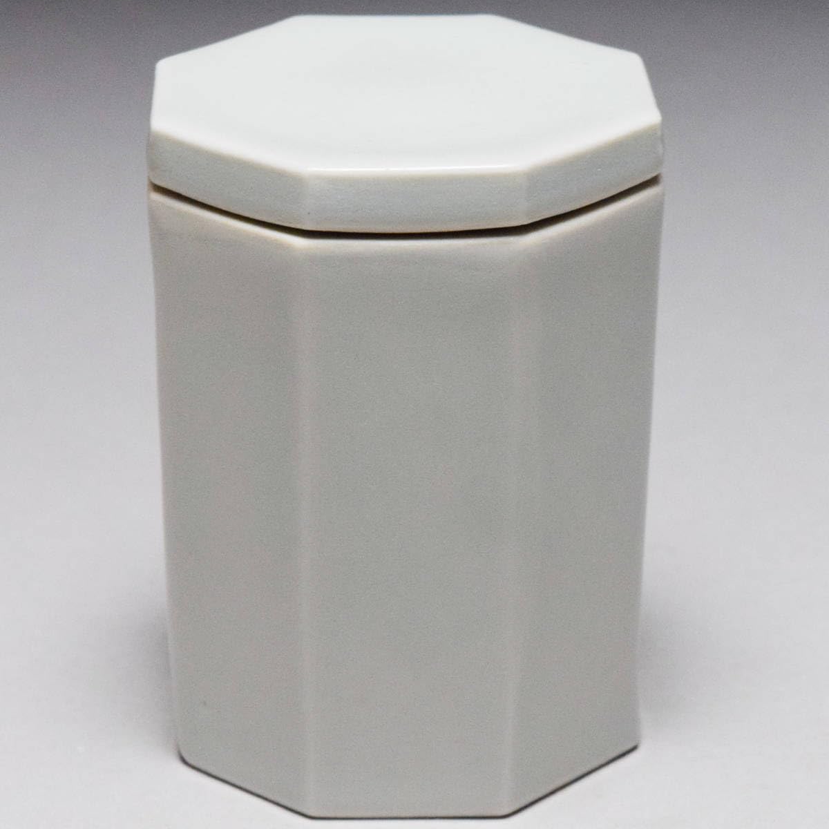 白磁小壺　面取茶入　作家品　茶道具　共箱　送料込み1002 白磁小壺 面取茶入 作家品 茶道具 共箱 送料込み1002 道具 ] - 道具