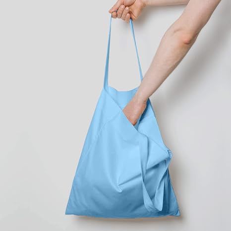 Borsa Di Totalizzatore Nera Di Eco Del Cotone Su Un Gancio Con I Vestiti Eleganti Modello Progettazione Sacchetti Della Spesa Fatti 108839913