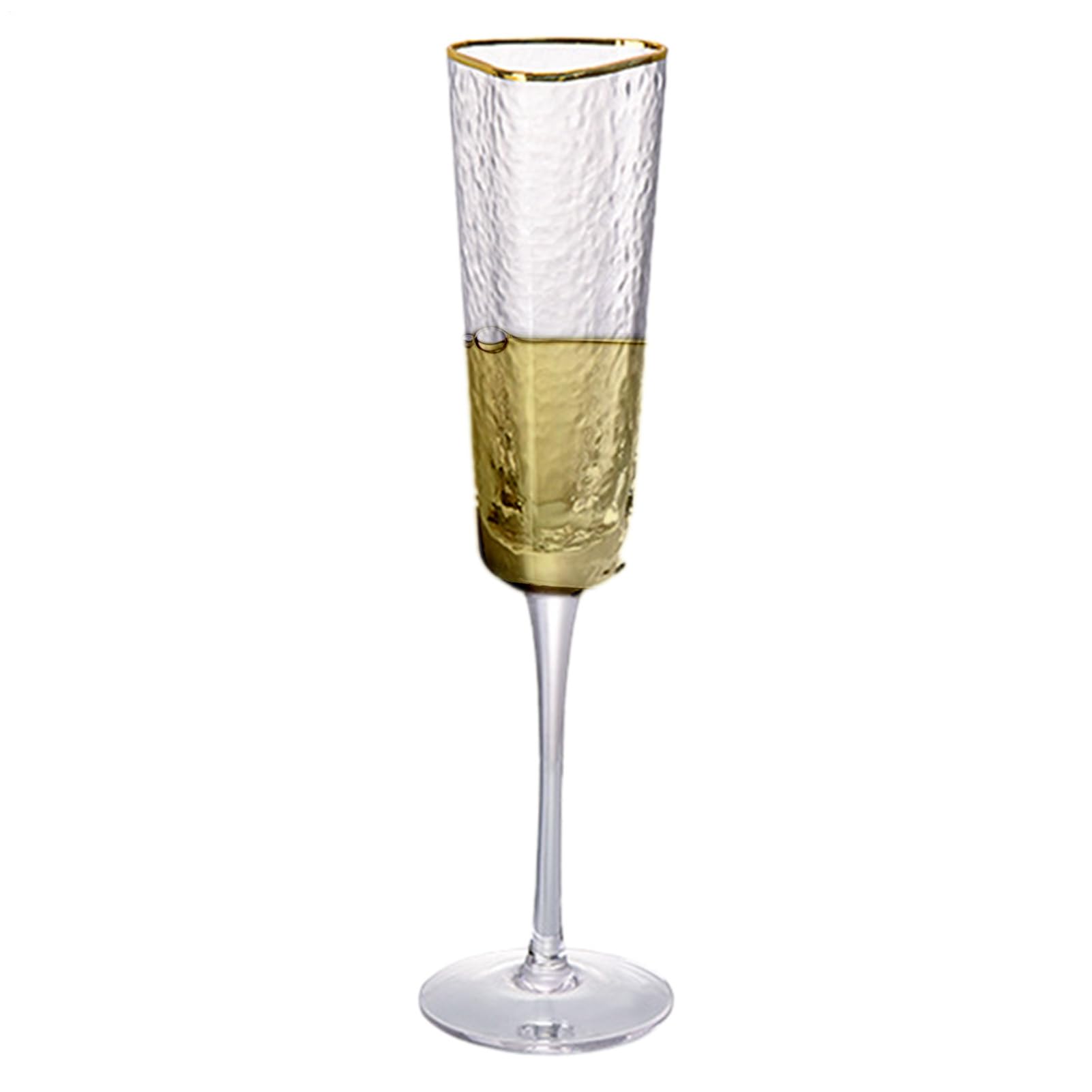 Decoración de boda elegante con copas de champán brillantes y juegos de café expreso