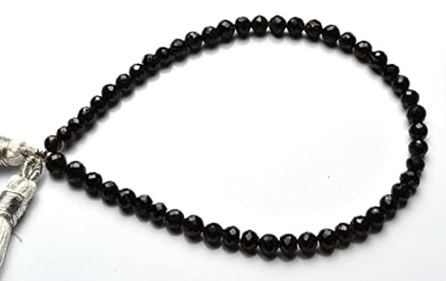 Spinel noir véritable pour concevoir un bijou protecteur chargé d'histoire