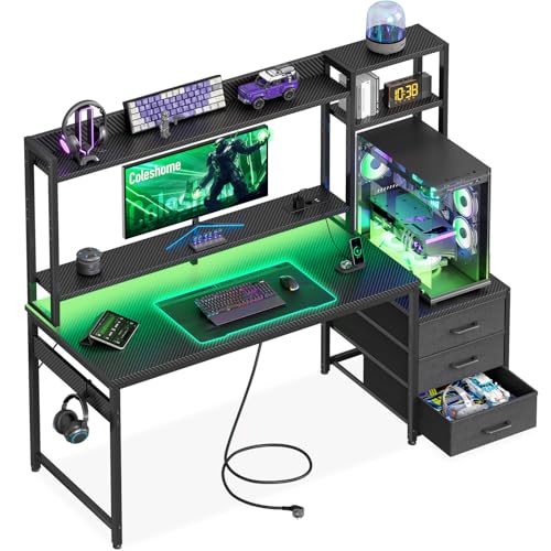 Coleshome Escritorio Gaming con Estanteria y Cajones, 137x48cm Mesa Gaming con Iluminación LED & Toma de Corriente, Escritorios para PC con Repisas de Almacenamiento, Negro Fibra de Carbono