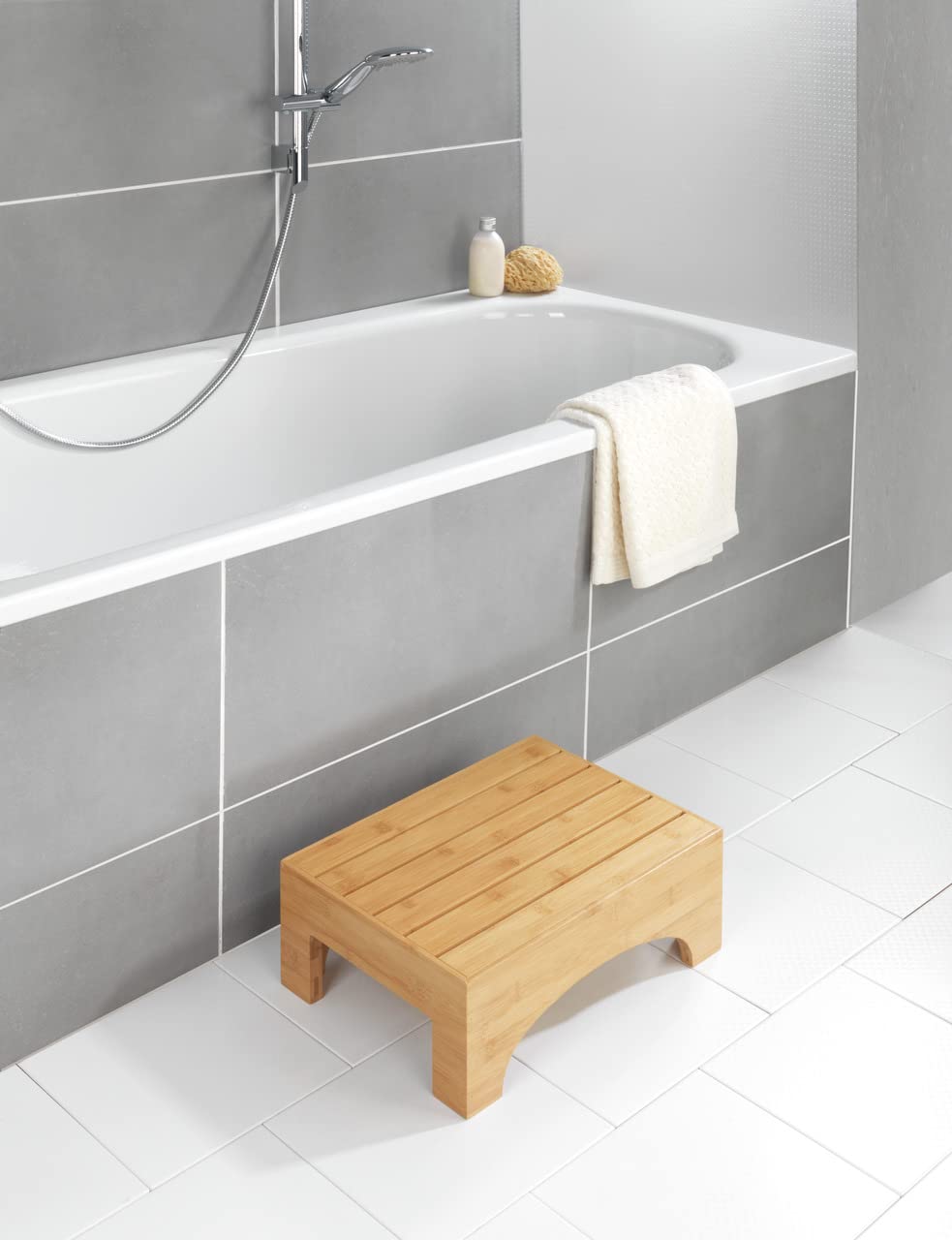 WENKO Marche Pied Salle de Bain Bois Bambusa | Solution esthétique pour Atteindre Les Produits en Hauteur | Rehausse de 15cm | Repose Pied Bureau | Bambou | 40x30x15 cm