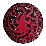 Offiziell lizenziertes GoT Kissen mit Targaryen Wappen auf beiden Seiten. Der große dreiköpfige Drache strahlt in herrschaftlichem Rot auf diesem hochwertigen Sitzkissen, was mit einer Größe von 55 cm nicht nur perfekt auf das Sofa passt, sondern auch zum gemütlichen Sitzen auf dem Boden einlädt