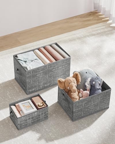 SONGMICS Aufbewahrungsbox 3er Set, zusammenklappbar, Stoffboxen aufbewahren, 50 x 30 x 30 cm, für Kleiderschrank, 2 Griffe, Etikette, für Schlafzimmer Wohnzimmer, schilfgrau ROB450G01
