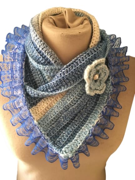 Snood bleu crocheté main avec sa broche chic en froufrou unique