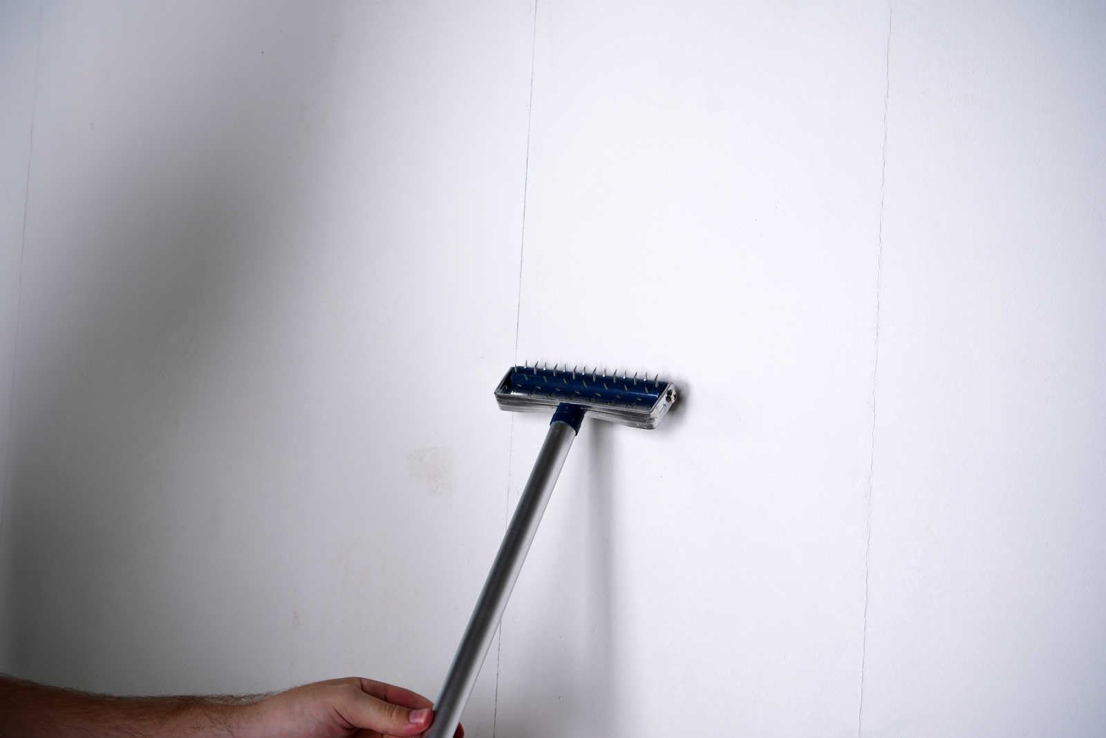 A.S. Création Rouleau hérisson Rouleau à médiators Rouleau à ongles pour percer du papier peint, extensible, réglable en hauteur, bleu, argent, 909012