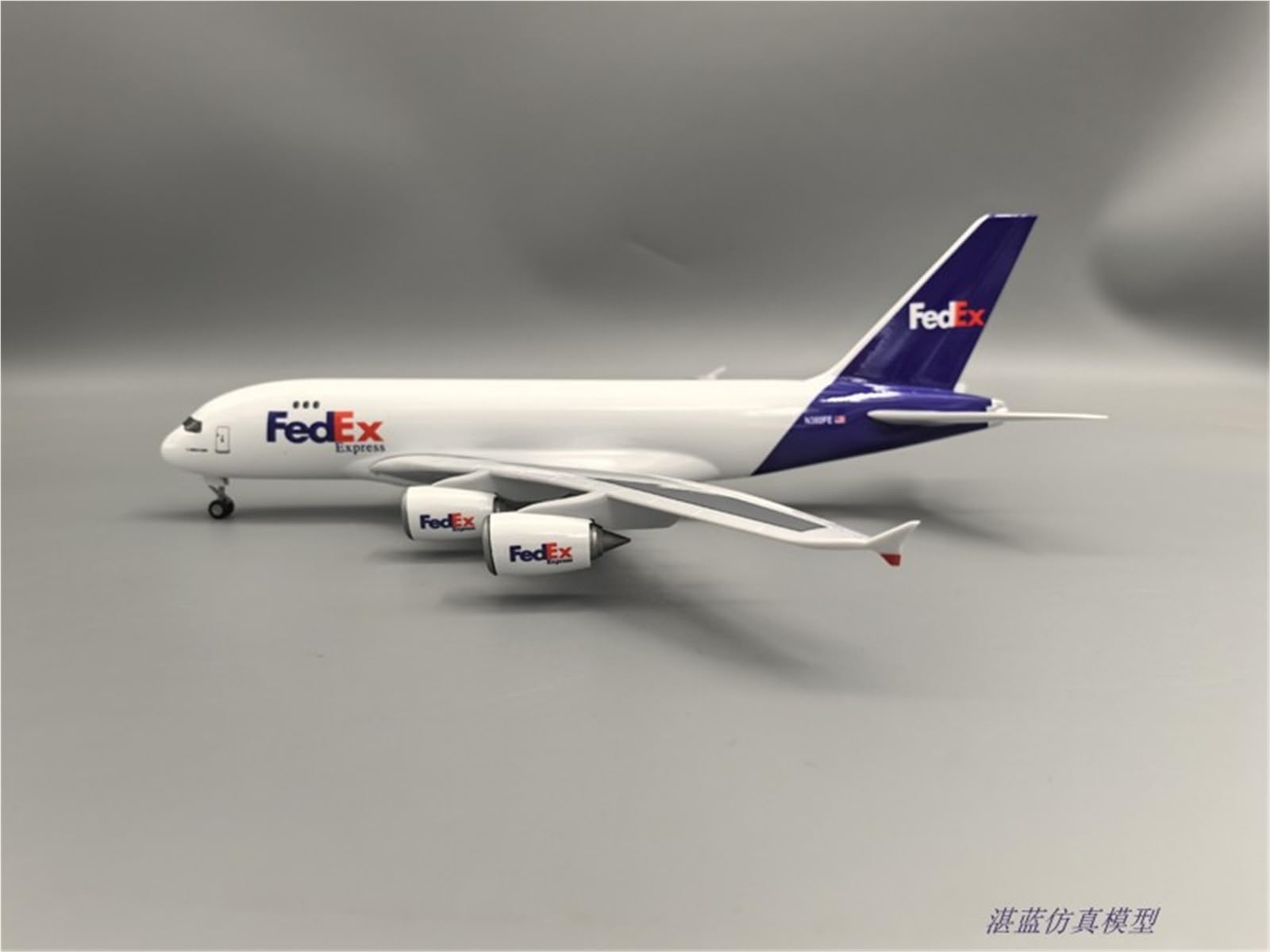 Modello Ridotto Aereo Aereo in Metallo Pressofuso da 36 Cm, Scala 1:200, Modello di Aereo Passeggeri Cargo for FedEx A380 con Ruote Aerei Modellini in Scala(with Light)