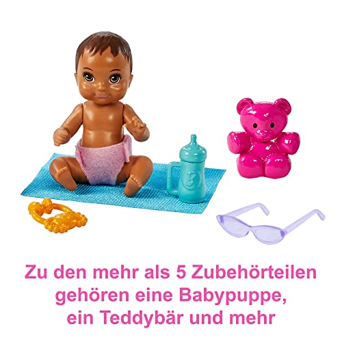 Barbie Skipper Babysitter Inc, Skipper mit schwarzen Haaren, Baby mit braunen Haaren, Kinderwagen, Babytrage, Zubehör, inkl. 2 Puppen, Geschenk für Kinder, Spielzeug ab 3 Jahre,HHB68