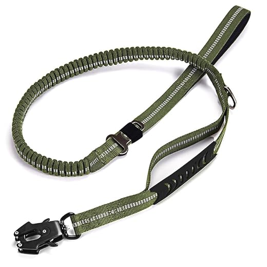 Quppa Laisse Tactique pour Chien, avec Mousqueton à dégagement Rapide, réfléchissante, Ceinture de sécurité pour Voiture, Laisse élastique résistante avec Amortisseur pour Chiens, Vert Militaire