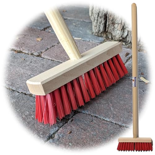 Land-Haus-Shop Kinder Gartengeräte Kindergartengeräte 1 von 8 Kinder Garten Werkzeuge Geräte Schaufel Besen Rechen Laubbesen Harke Grubber Doppelhacke Spaten Metall mit Holzstiel (Besen Natur Rot)
