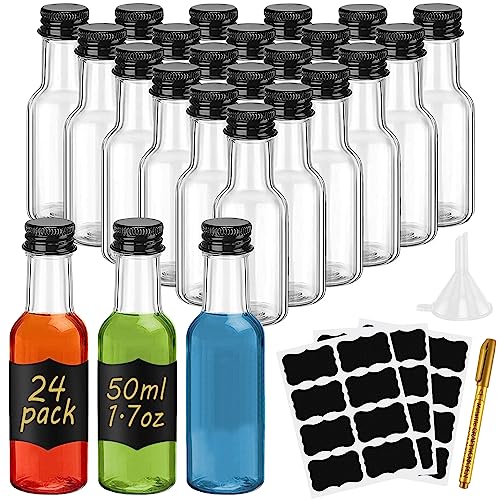 WenYa Paquete de 24 mini botellas de licor, botella de plástico pequeña vacía de 50 ml con tapas (tapas de rosca negras a prueba de fugas), botellas de alcohol en miniatura reutilizables con etiquetas