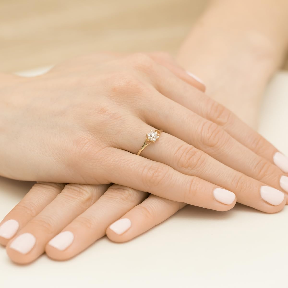 MARKO Damenring aus 8 Karat (333) Echtgold – Feiner Goldring mit weißem, blauem oder hellblauem Stein