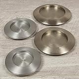 DAS MATERIAL variiert je nach Größe. Die Teller für 5 und 6 cm Kerzen sind aus Aluminium. Die Varianten 7 und 8 cm sind aus vernickeltem Messing.