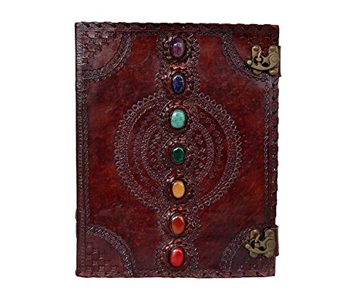 Con Brass Journal Lock :: Il nostro nuovo diario è realizzato a mano in pelle PREMIUM e dotato di due serrature in ottone. Questo design unico non solo mantiene i tuoi pensieri al sicuro, ma aggiunge anche il fascino del diario. Dimensioni per adattarsi comodamente alla tua mano, questo diario ricaricabile è un regalo perfetto per una persona cara o per te stesso.