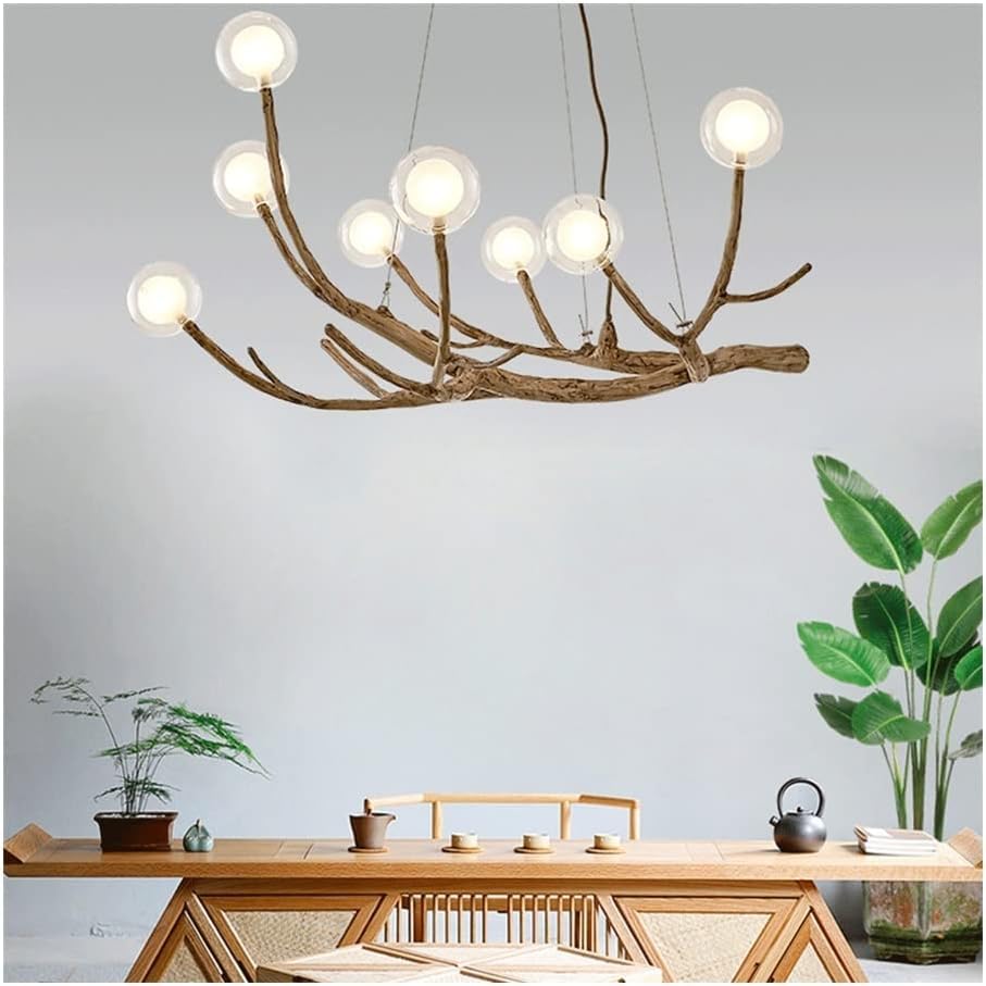 Lustre boule de verre ajustable au-dessus de la table de salle à manger