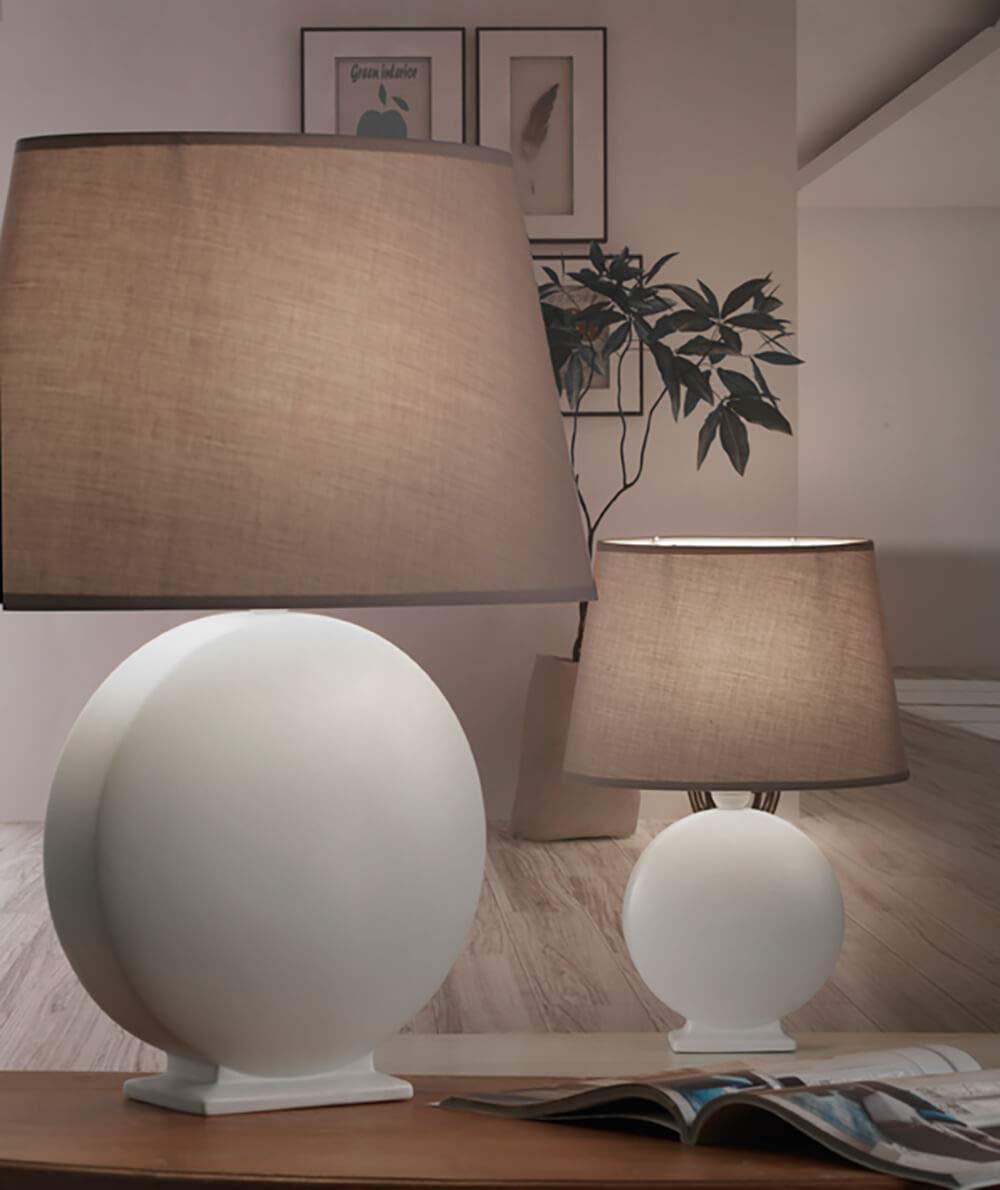 ONLI - Lampada da tavolo in ceramica bianca con paralume tortora