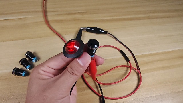 Interruttore A Pulsante Impermeabile 12V/24V Con LED Blu - 12mm Per Applicazioni Marine