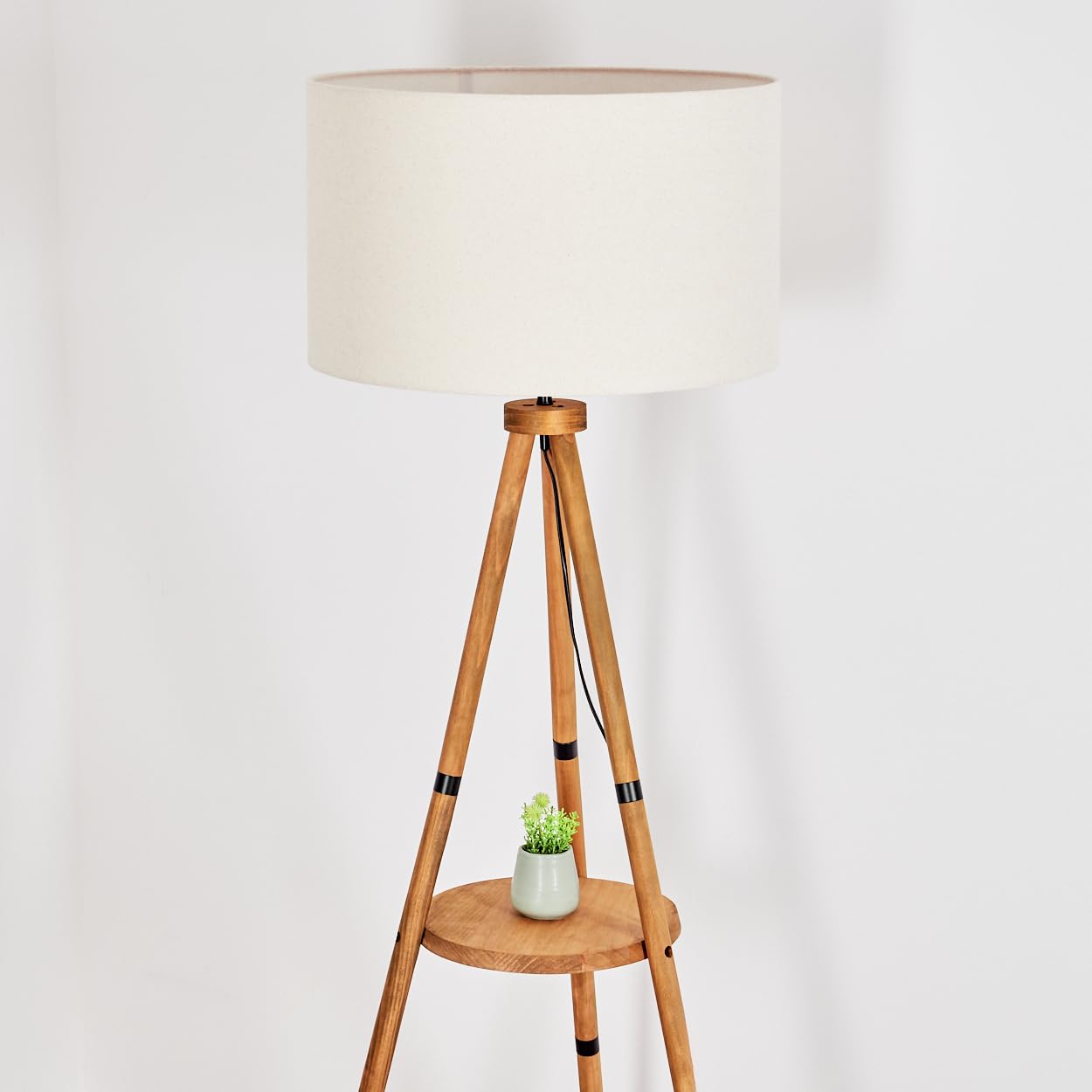 HOFSTEIN Stehleuchte Flemming, Stehlampe aus Holz/Metall im modernen Boho-Design, Schirm aus Stoff, Ø 50 cm, 153 cm, E27, mit Fußschalter und Ablagefläche - Wohnzimmer, Schlafzimmer, Esszimmer, Flur