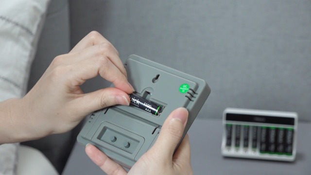 HiQuick LCD 4-slot Battery Charger For AA & AAA Ni-MH Ni-CD Rechargeable Batteries, Type C And Micro USB Input, Fast Charging Function, Intelligent