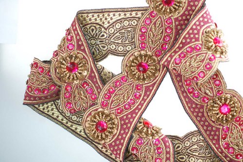 Tasiemka z indyjskim haftem, tradycyjny, cekiny, perły i kamienie ozdobne, ręcznie haftowana na wstążce żakardowej w stylu indyjskim, do Salwar Kameez, oryginalny projekt Neotrims z kolekcji specjalnej embellished-Trimmings-Collection do dekoracji domu or
