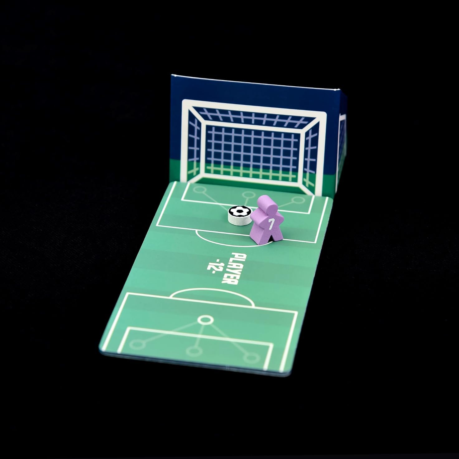 Player 12 - Juego de mesa de Fútbol, con Cartas y Dados para marcar Goles, fácil de aprender, rápido y entretenido, formato pequeño de viaje, Regalo niño/niña 6 7 8 9 10 11 12 años familiar