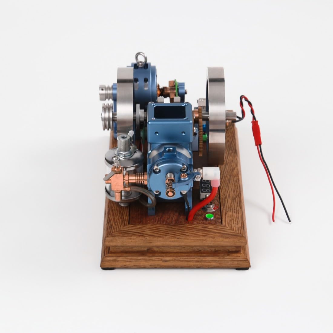 Modello di motore orizzontale a quattro tempi con raffreddamento ad acqua e generatore | Il controllo della velocità e la doppia uscita di corrente combinano la meccanica visibile con l'esecuzione del generatore.