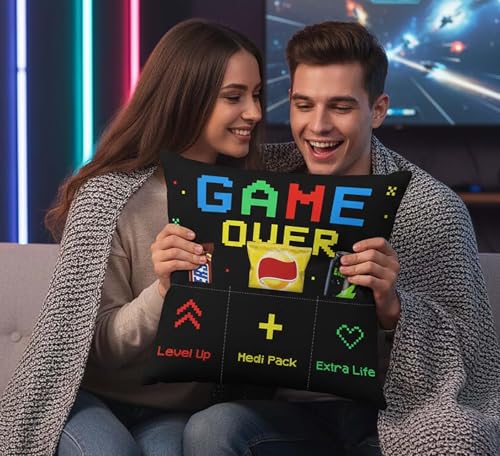 KAMACA Gamerkissen Dekokissen mit weicher Füllung 43 x 43 cm mit 3 befüllbaren Taschen für Snacks Wichtelgeschenk Gamer Zocker Kollegen für Gaming Weihnachten (Game Over A)