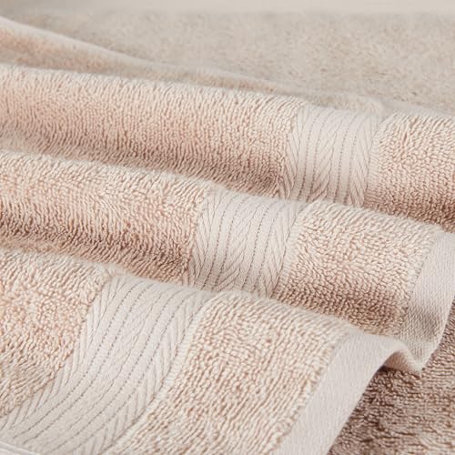 Primer plano de la textura suave y absorbente de las toallas faciales de algodón orgánico en color rosa rubor