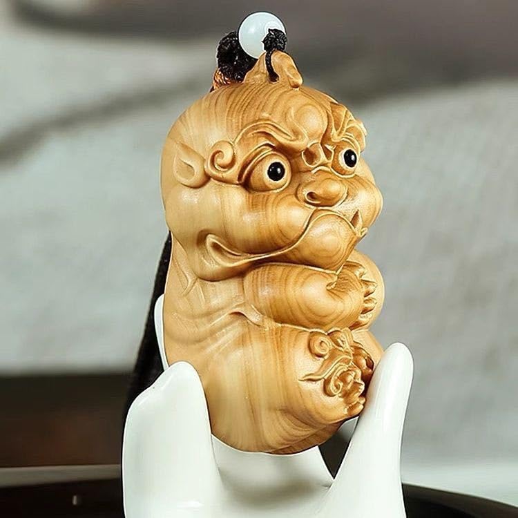 柘植　 置物　　犬　黄楊繊細彫刻　木製 Amazon.co.jp: 可愛い神獣 ヒキュウ 根付 細密黄楊木彫 リアル繊細彫刻