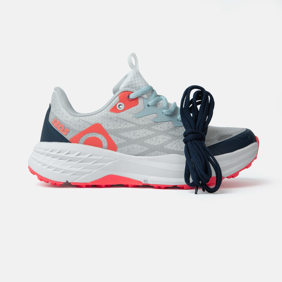 Izas Eagle W Zapatilla de Trail Running de Mujer para Terrenos en Trekking y Senderismo. Exterior de Malla Técnica. Lengüeta Reforzada y Trabilla del Talón Extendida. Gran Adherencia