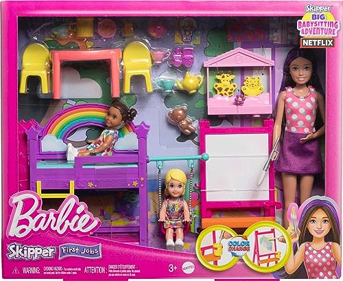 Barbie Skipper erste Jobs - Spielset mit 3 Puppen und 15+ Zubehörteilen für Babysitting-Geschichten, inklusive Staffelei mit Farbwechseleffekt, für Kinder ab 3 Jahren, HND18