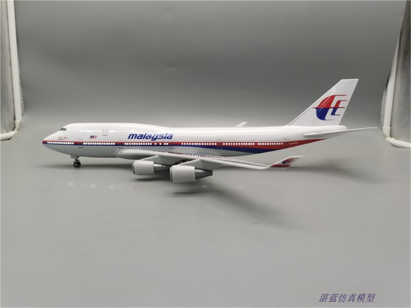 Repliki modeli samolotów Replika samolotów cywilnych w skali 1/150 47 cm Malaysia Airlines dla Boeinga 747 Model samolotu do wyświetlania lotniczego Miniaturowy model samolotu (ze światłem)