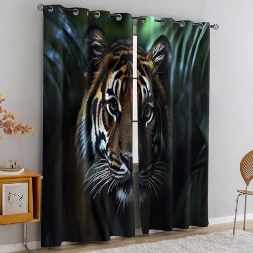 Rideaux tigrés filtrant la lumière pour une déco jungle de salon