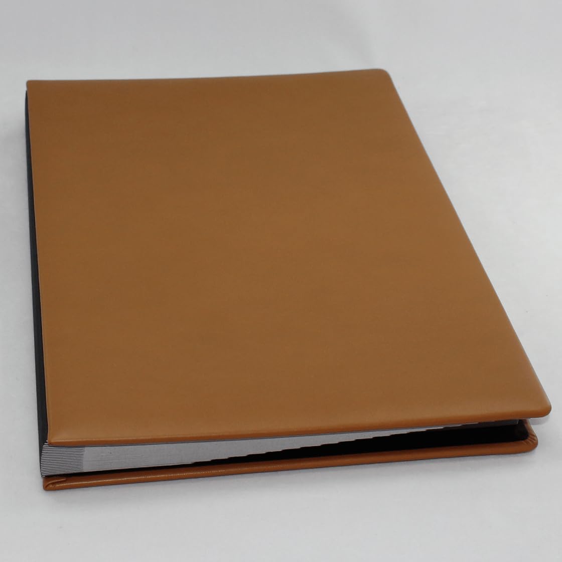 Unterschriftenmappe aus glattem Vollrindleder in Cognac, Softcover, dehnbarer Rücken, 20 Register-Trennblätter aus stabiler grauer Kartonage, Aufnahme von DIN A4, Prägungen auf Anfrage