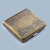 【Fashion Elegant】: MÖCHTEN SIE IMPRESSIEREN? Wenn andere Leute Zigaretten aus zerknitterten Packungen ziehen, öffnen Sie Ihre edle Zigarettenschachtel und blenden die Zuschauer. Schauen Sie den Gentleman oder die Stadt glatter an. Verblassen Sie nicht die Farbe, lassen Sie die Zigarettenschachtel elegant und schön aussehen, ist das ideale Geschenk für Männer oder Frauen.
