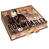 cofre harry potter español Contiene un parche bordado para coser de la casa gryffindor un mapa de la copa del mundo de quidditch la carta coleccionable de dumbledore de las ranas de chocolate un poster del equipo de quidditch los cañones chudleigh tickets de apuesta weasley propaganda del yo-yo gritador de los weasleys wizard wheezes vociferador escrito por la señora weasley