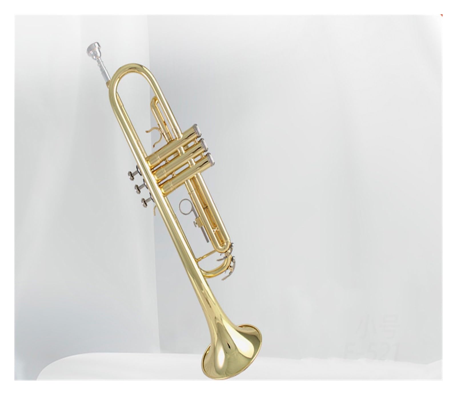 trąbka instrument Profesjonalny student trąbki B grający na ogólnym instrumencie dętym blaszanym dla początkujących