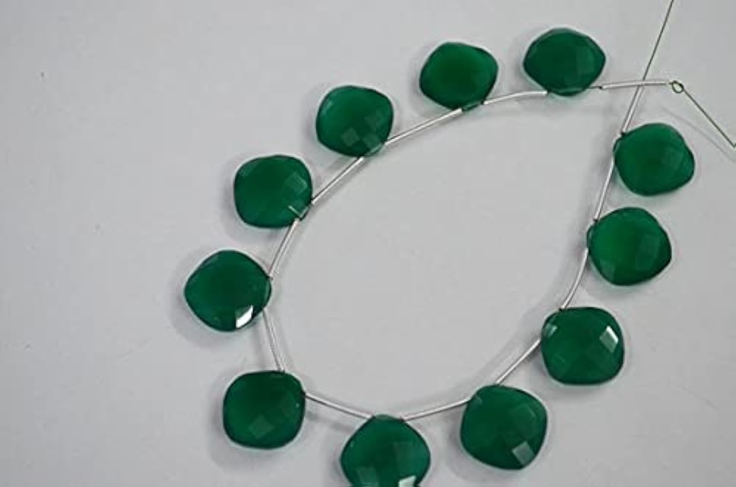 Green onyx cushion faceted pour résoudre vos manques d'éclat en bijouterie