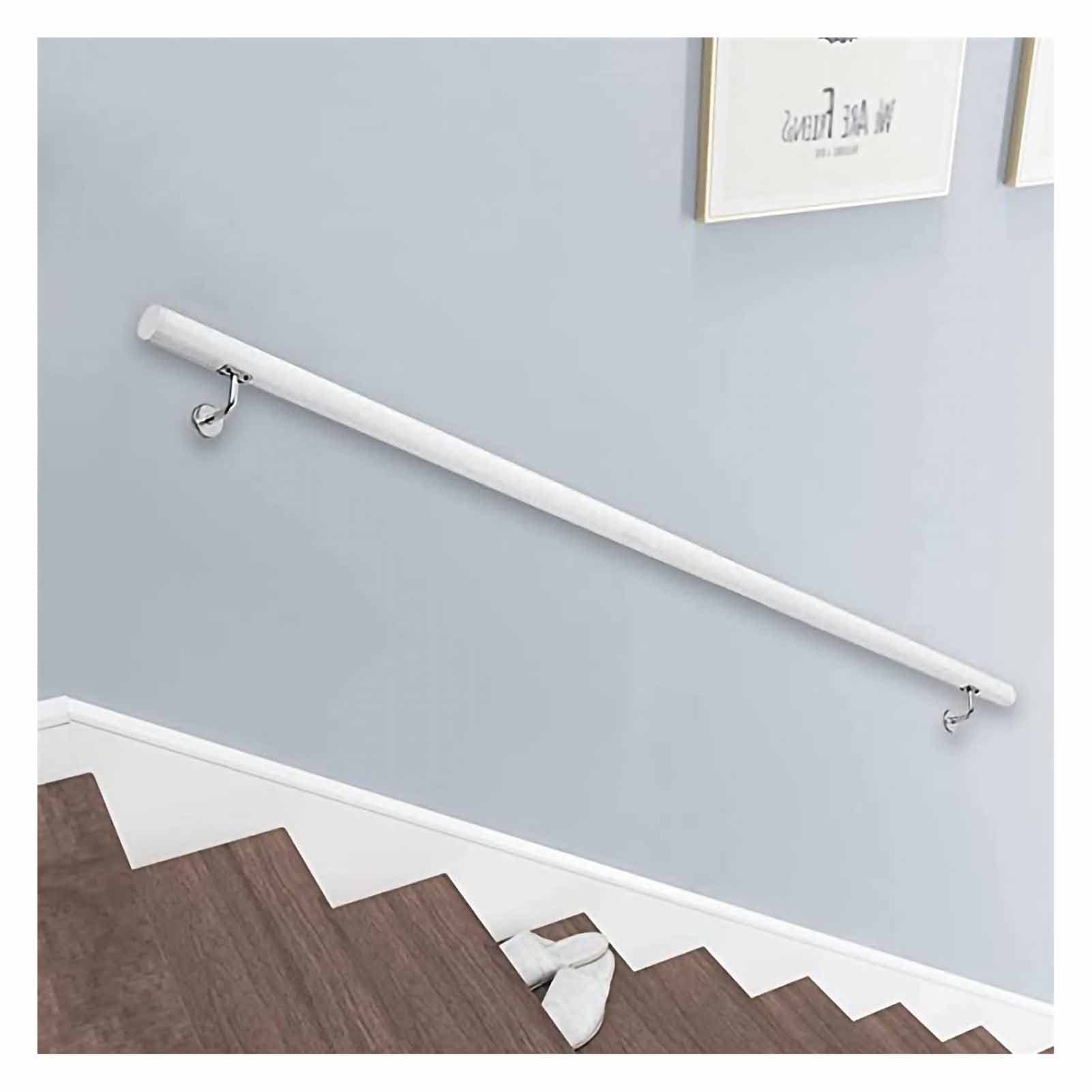 Rampes âgées main courante en bois pour sécuriser l'escalier