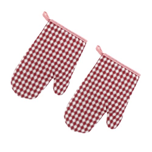 1 pair of pink checkered oven gloves, cotton heat-resistant oven mitts, and filled cotton non slip cooking gloves, used for kitchen baking and cooking.