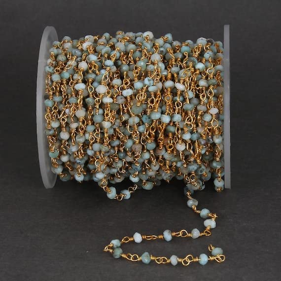 Chaîne perles de Larimar et fil d'or pour concevoir un bijou chargé d'histoire